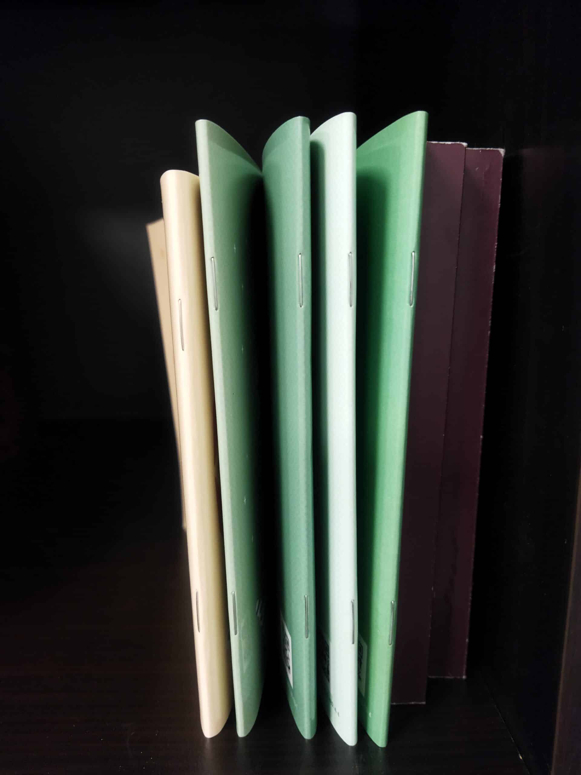 Livres agrafés posés sur une étagère