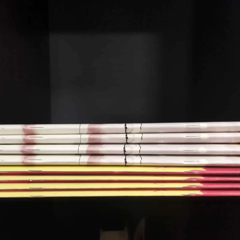 livres agrafés empilés sur fond noir