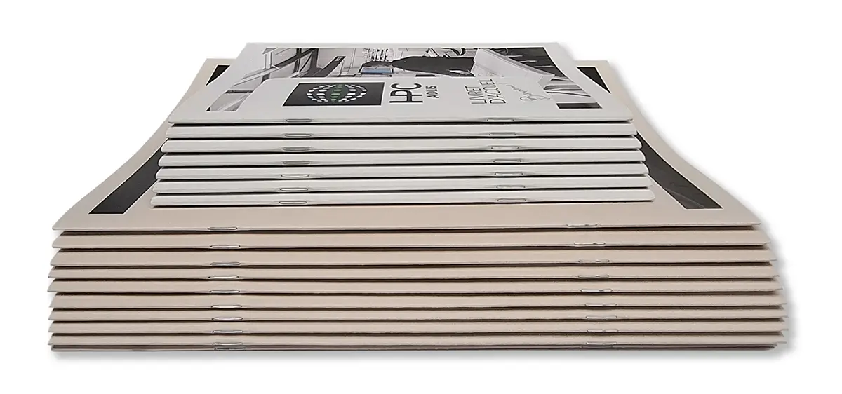 pile de brochures reliure agrafé