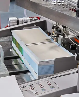 pile de couvertures rigides en machine