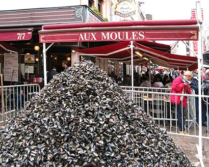 moules devant un restaurant braderie de Lille