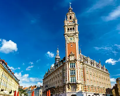 Beffroi CCI de Lille sous un ciel bleu