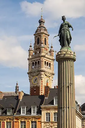 Beffroi de Lille et la statue de la Déesse Grand Place à Lille