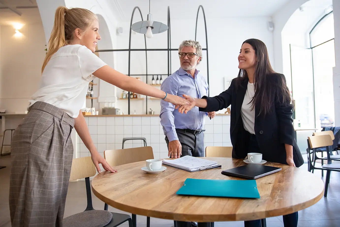 femmes d'affaires se serrant la main