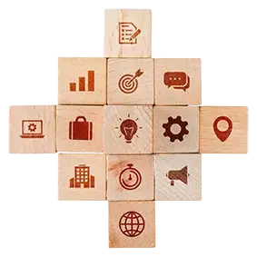 cubes de bois avec icones sur la stratégie d'entreprise