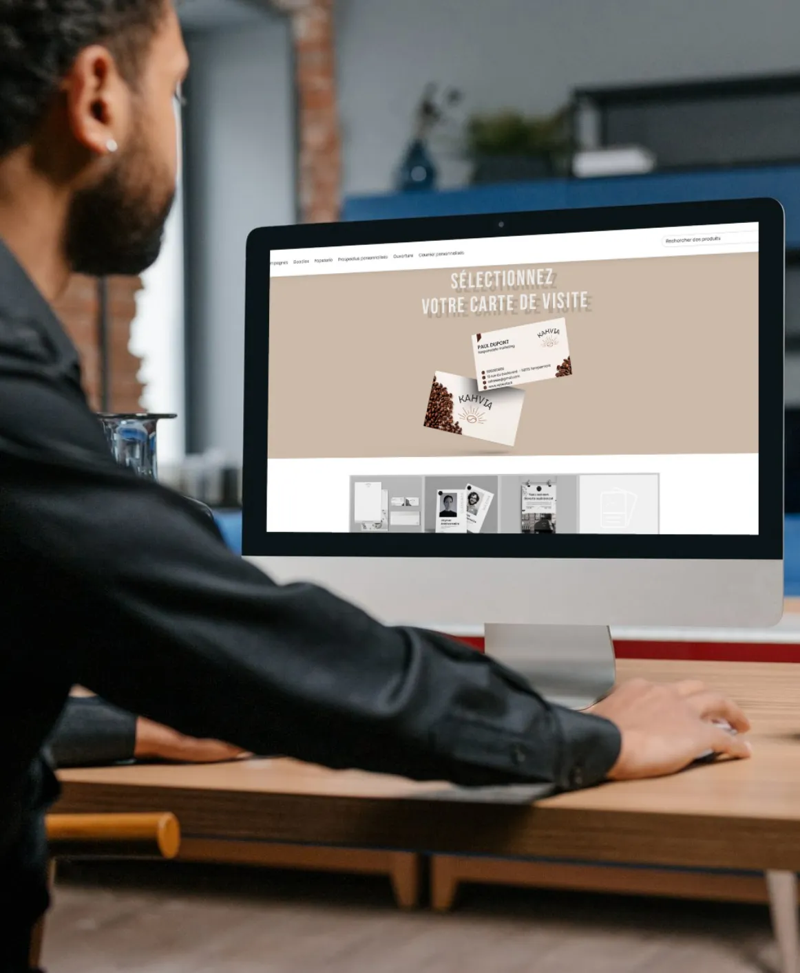 homme barbu travaillant devant un écran d'ordinateur