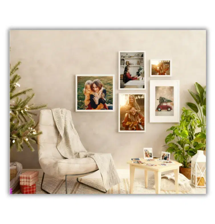 salon avec table recouverte de tirages photos, et un mur recouvert de cadres photo