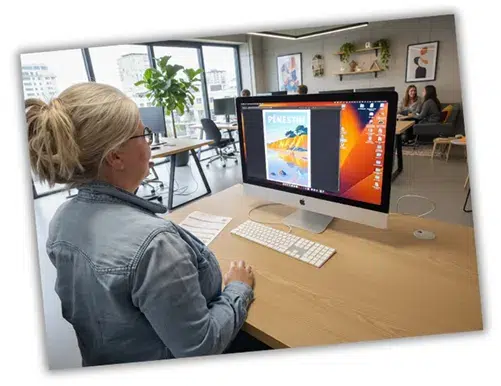 femme blonde travaillant sur ordinateur en service PAO